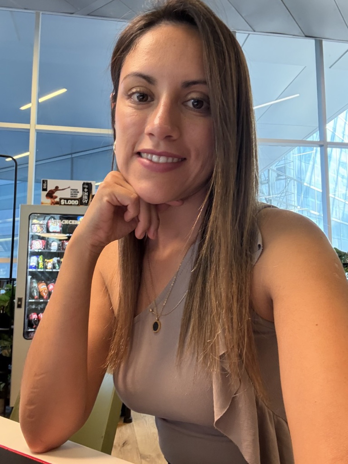 Retrato profesional de Jocelyn Ortega para atención estética