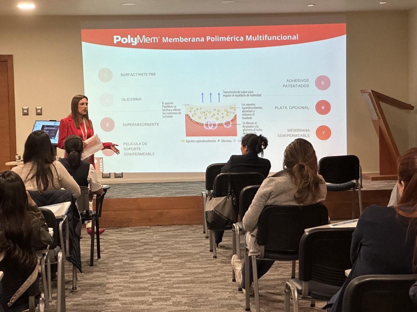 Jocelyn Ortega capacitando sobre heridas y PolyMem
